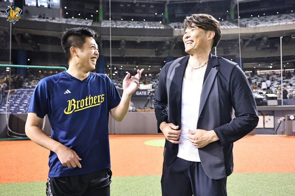 阪神虎OB球員糸井嘉男開球前與球員教練互動。中信兄弟提供