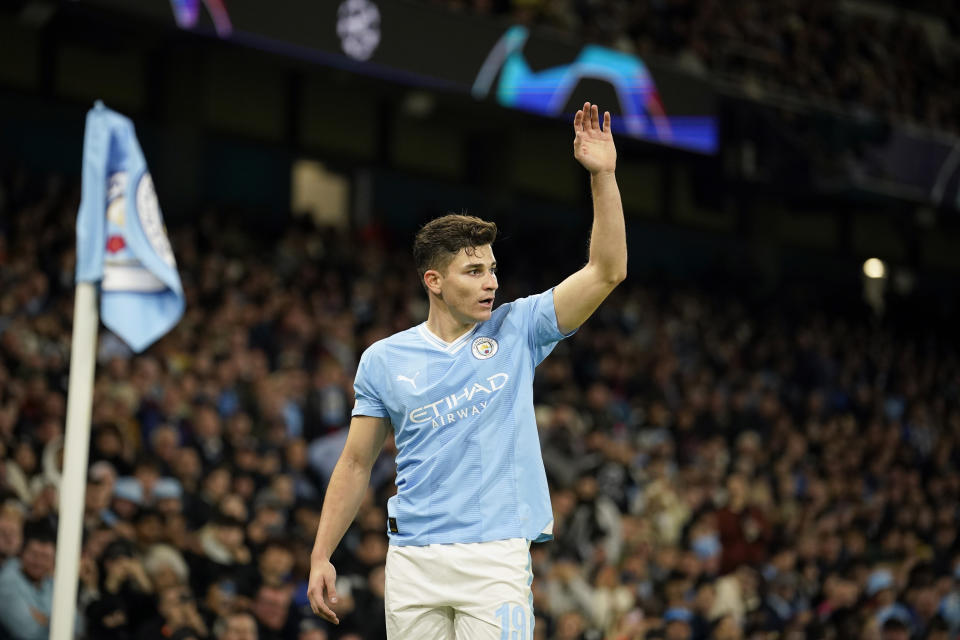 El argentino Julián Álvarez, del Manchester City festeja durante el partido de la Liga de Campeones ante el Estrella Roja de Belgrado, el martes 19 de septiembre de 2023 (AP Foto/Dave Thompson)