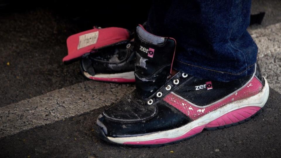 Los zapatos de Rosario Zabala después de haber cruzado la frontera desde México.