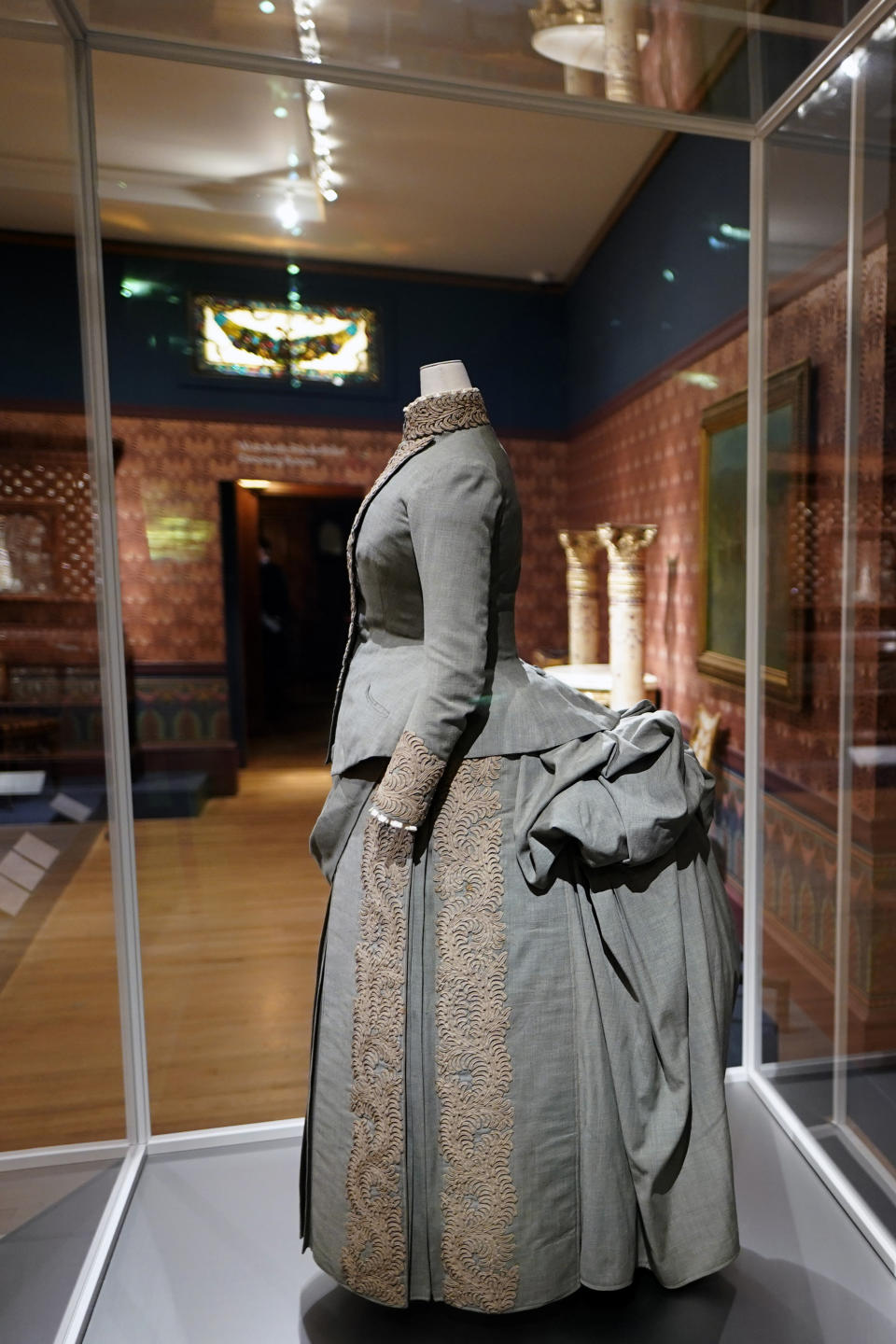 Un traje de novia diseñado por Herman Rossberg se exhibe como parte de la muestra del Instituto del Vestuario del Museo Metropolitano de Arte "In America: A Lexicon of Fashion", el sábado 30 de abril de 2022 en Nueva York. (Foto por Charles Sykes/Invision/AP)