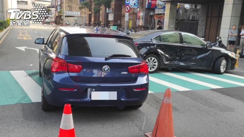女律師和闖紅燈的BMW發生碰撞。（圖／TVBS）