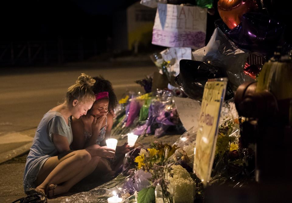 Police fatally shoot Philando Castile in Falcon Heights, Minn.