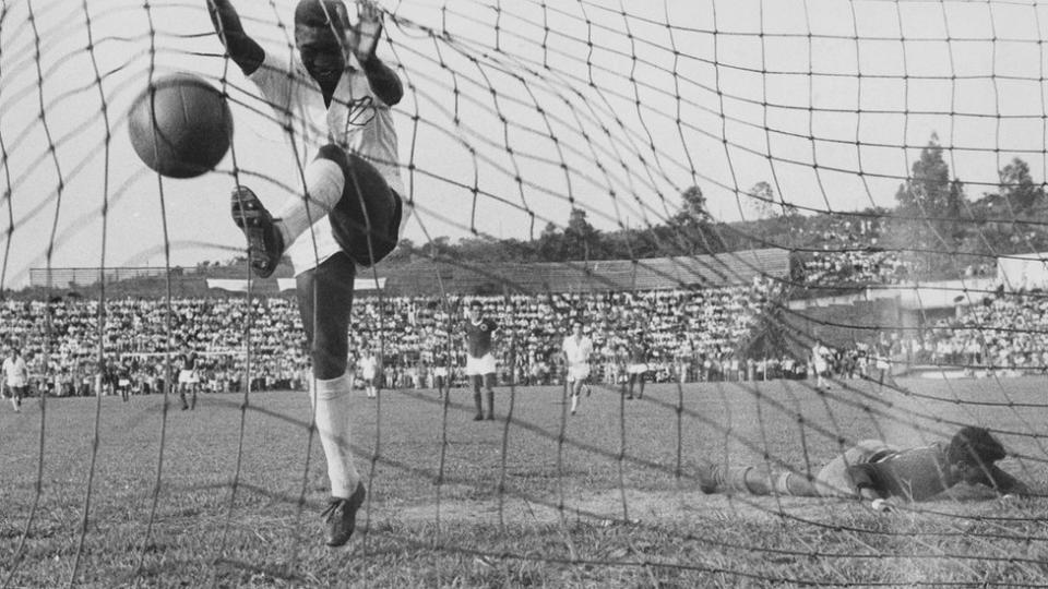 Foto em preto e branco mostra Pelé dentro do Gol, sorrindo