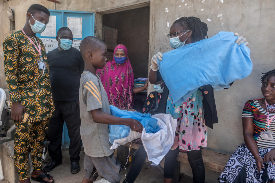 Helfer verteilen im April Moskitonetze in Benin (Bild: Yanick Folly/AFP)