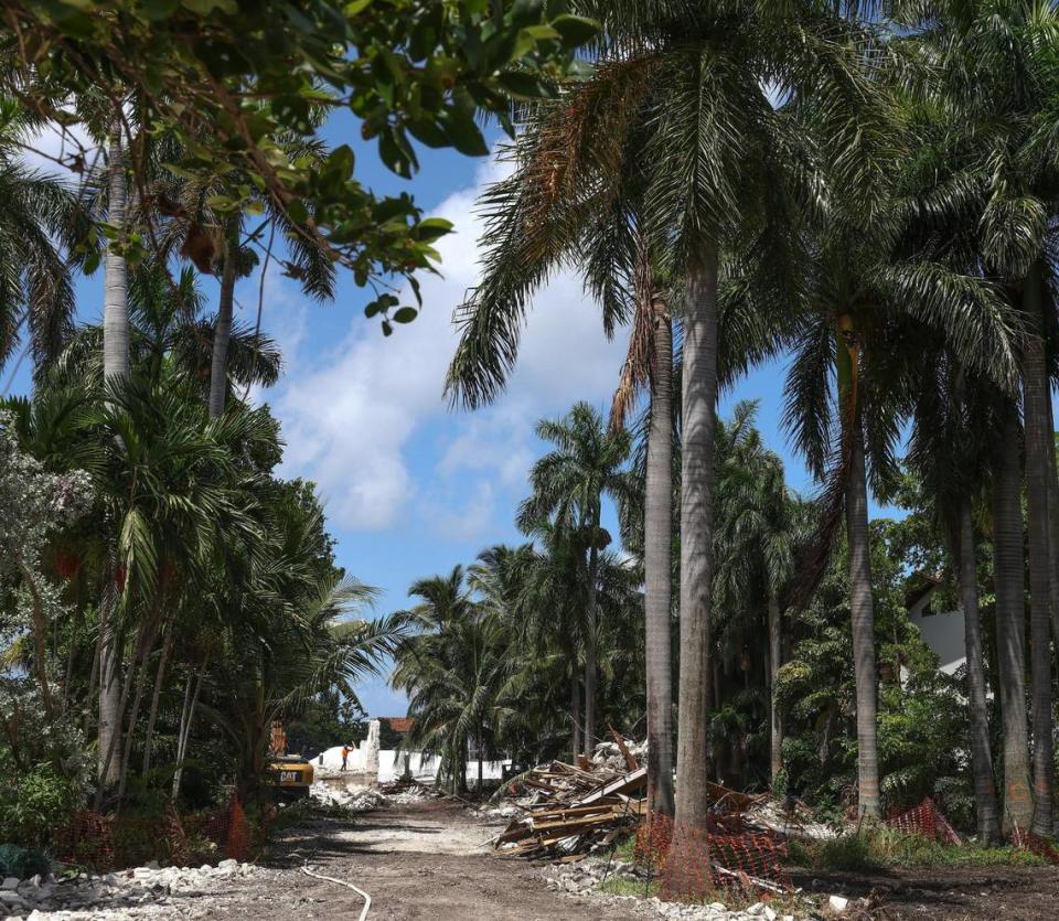 Retirada de escombros de la antigua mansión de Al Capone en Palm Island, Miami Beach, el lunes 14 de agosto de 2023.