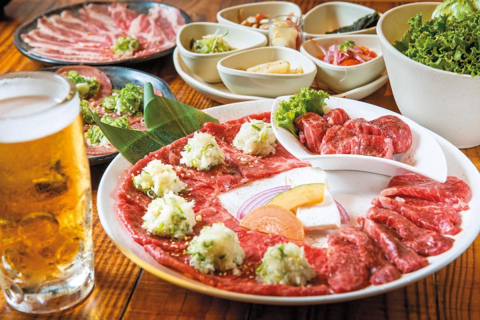 乾杯居酒屋的招牌菜「特選和牛燒肉組合」。（3至4人份／930元）