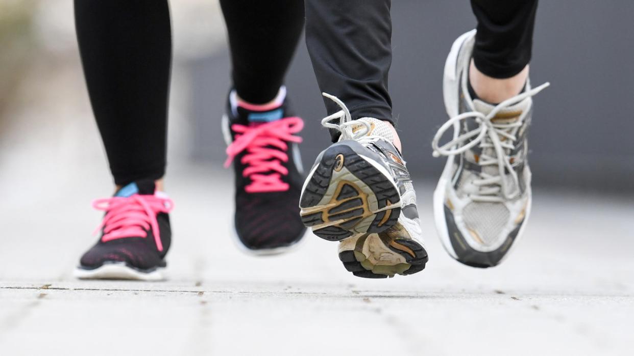 Joggen stärkt die Gelenke. Jedoch sollten Distanz und Trainingsstand zusammenpassen. Foto: Tobias Hase/dpa-tmn