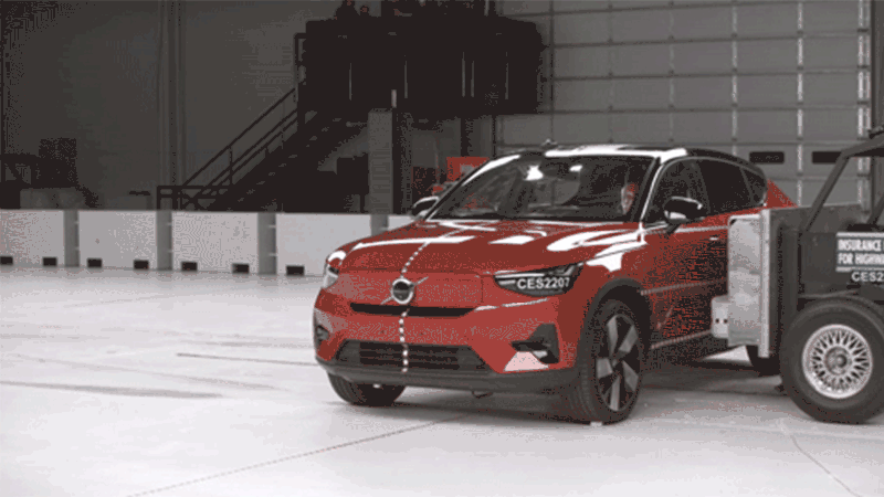 A gif showing the crash test of a 2022 Volvo C40 Recharge 