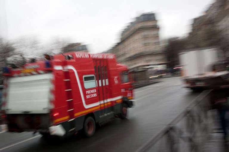 Photo d'un camion de pompiers dans les rues de Paris (image d'illustration) - LOIC VENANCE / AFP
