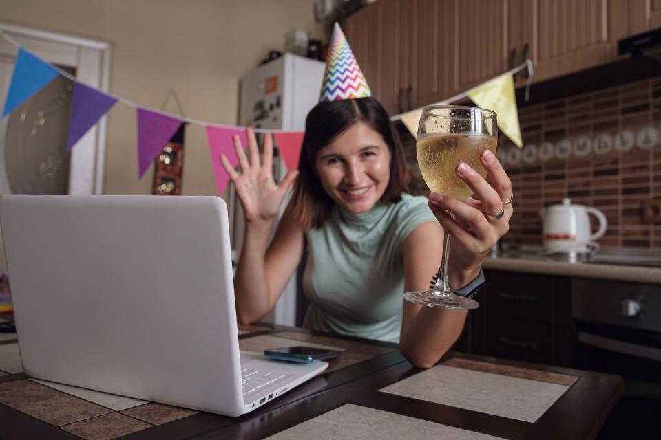 Mit Partys ist es natürlich so eine Sache: Große Menschenansammlungen sollten Sie derzeit, besonders aber während einer auferlegten Quarantäne, vermeiden. Feiern Sie Ihren Geburtstag stattdessen doch per Zoom, Skype und Co. Alles, was Sie dafür brauchen, ist ein Laptop, eine Kamera und ein Mikrofon. Der Rest ergibt sich von ganz allein. (Bild: iStock/Santiaga)