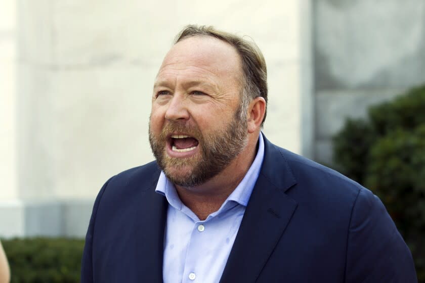 ARCHIVO - El conductor de radio y teórico de conspiraciones Alex Jones habla frente al edificio Dirksen en la zona del Capitolio, Washington, 5 de setiembre de 2022. (AP Foto/Jose Luis Magana, File)