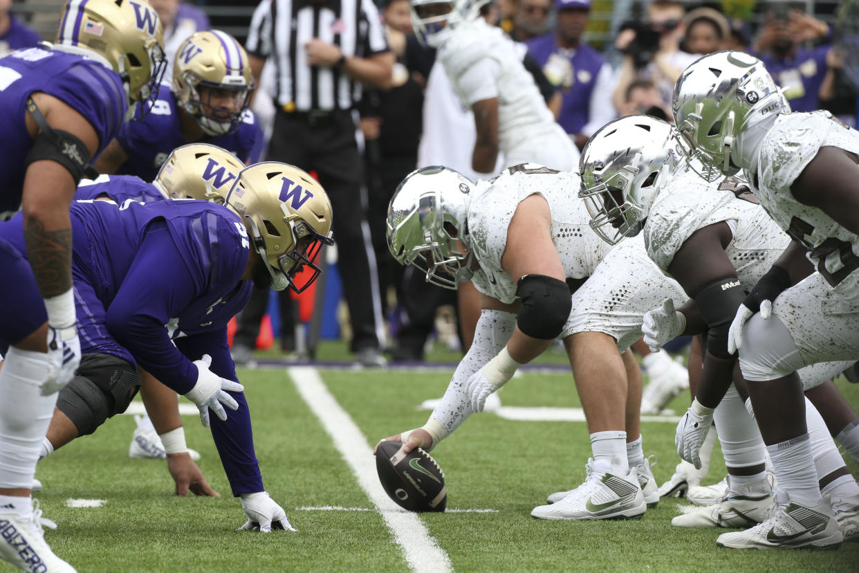 SEATTLE, WA - OCTOBER 14:  Oregon (C) #58 Jackson Powers-Johnson gets set to hike the ball at the University of Washington for the college football game between the Washington Huskies and the Oregon Ducks on October 14, 2023, at Husky Stadium in Seattle, WA. (Photo by Jesse Beals/Icon Sportswire via Getty Images)