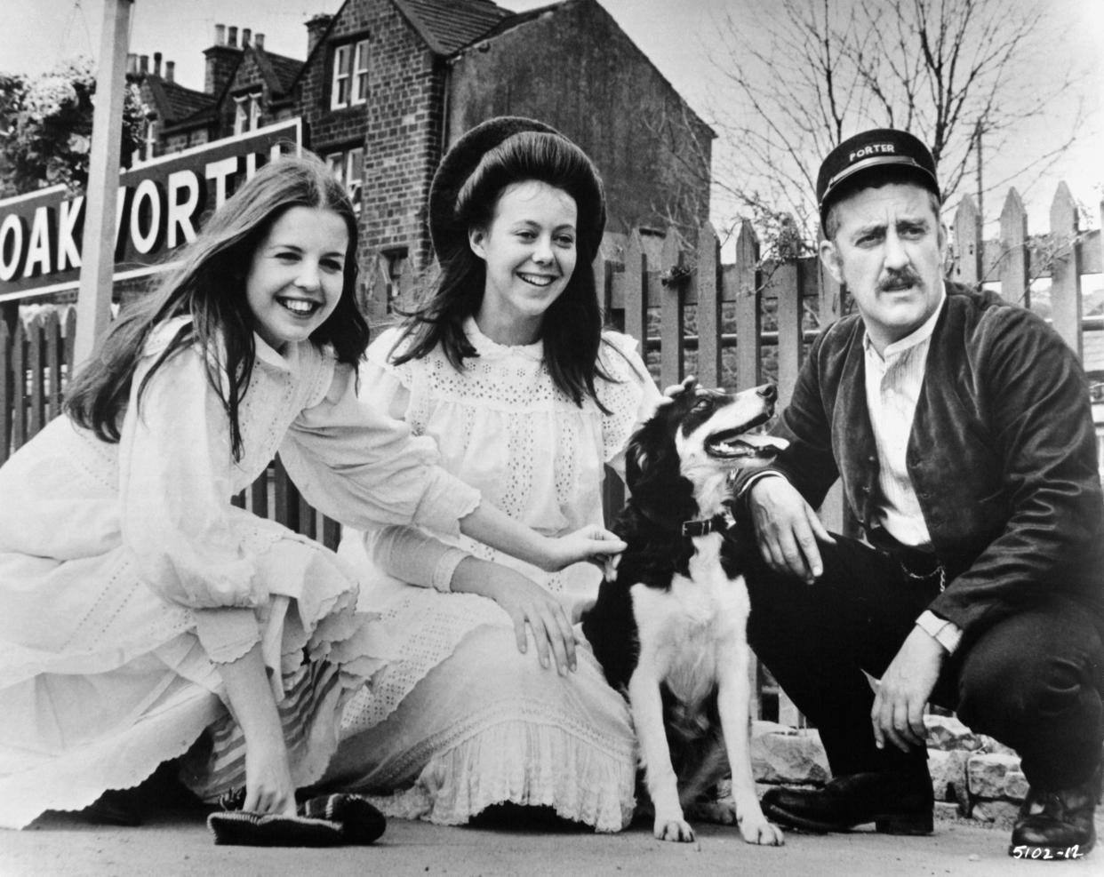 Sally Thomsett and Jenny Agutter meet Bernard Cribbins in a scene from the film 'The Railway Children', 1970. (Photo by Universal/Getty Images)