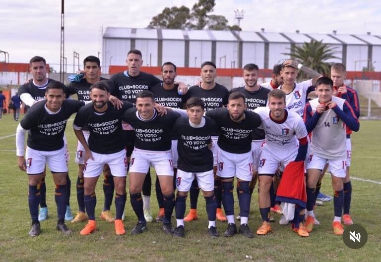 El Deportivo Español posando con la remera en contra de las SAD