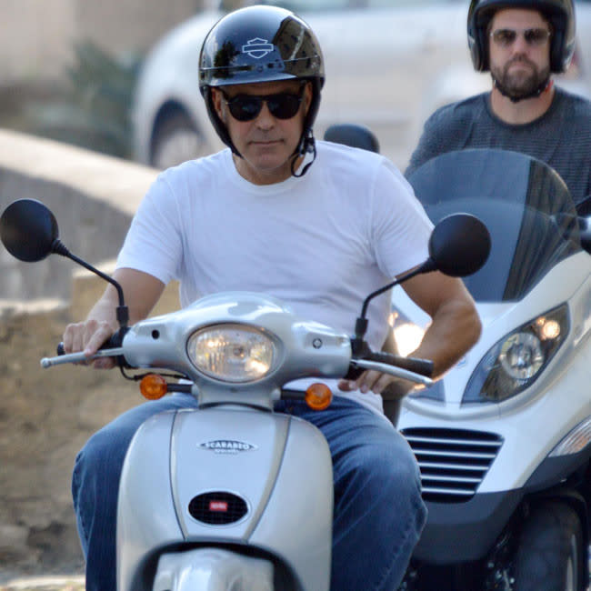 George Clooney viajando en moto por las inmediaciones del lago Como credit:Bang Showbiz