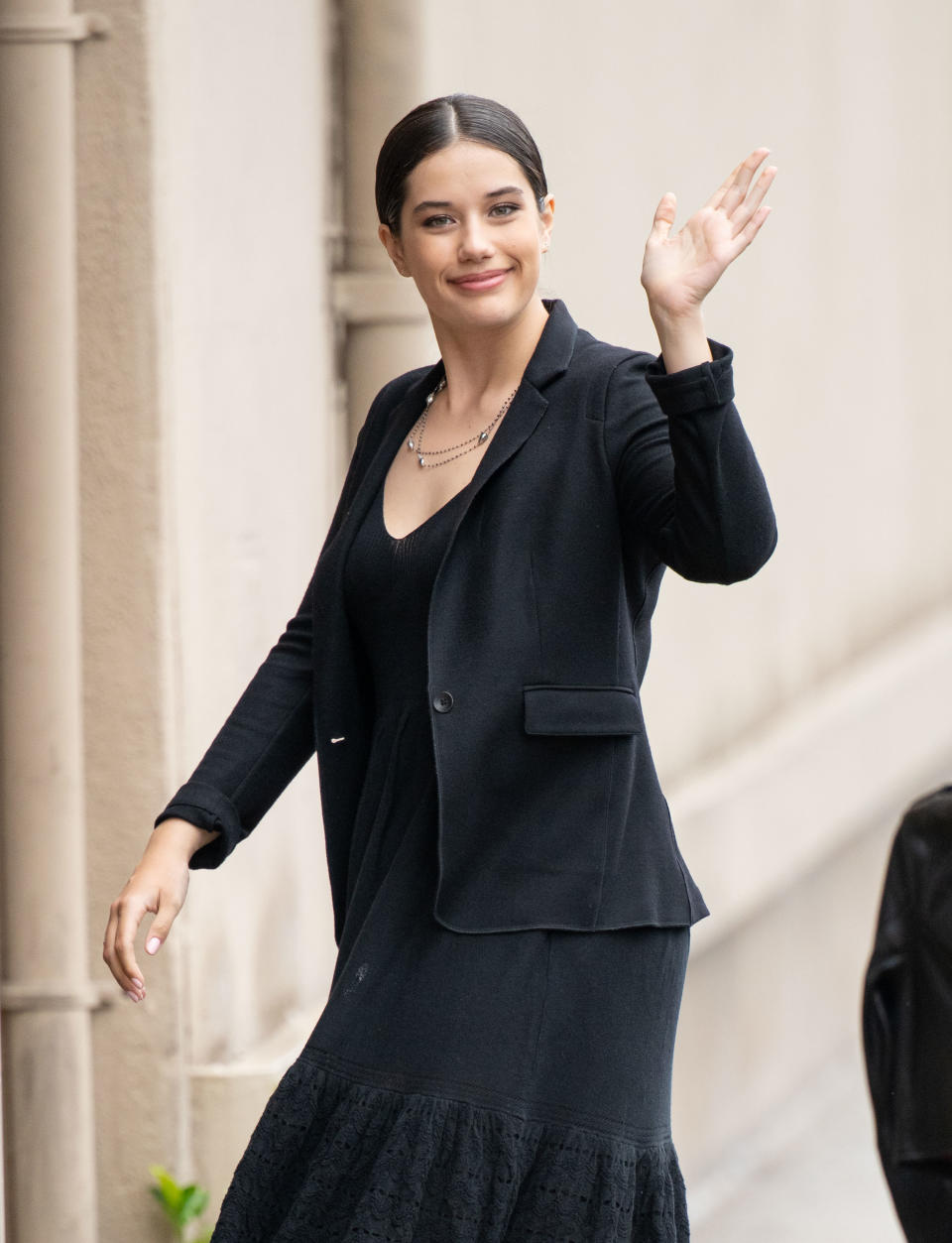 ella waving to fans