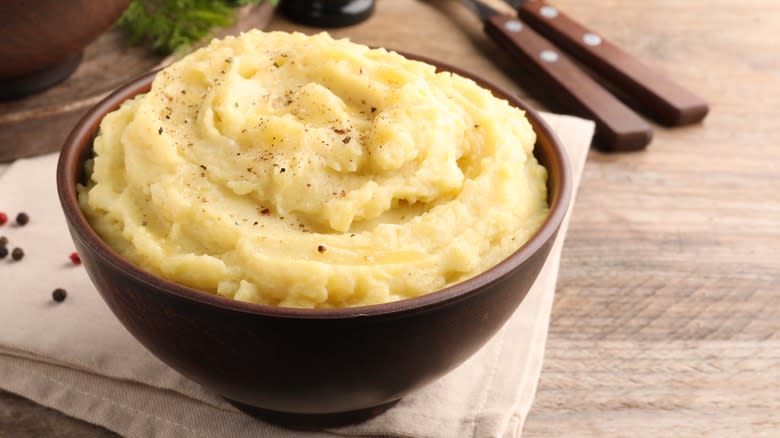 bowl of mashed potatoes