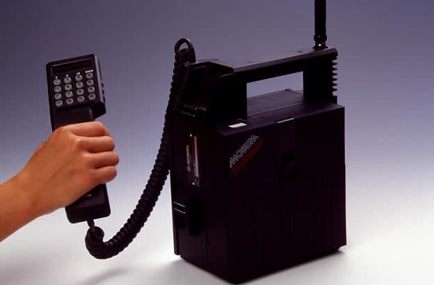 <p>Los viejos Nokia pueden valer una fortuna, siempre y cuando sea el primer teléfono Nokia salido a la venta. Se trata del Nokia Mobira Talkman. Lanzado en 1984, con un peso de 4,8kg, su batería nos permitía hablar durante una hora antes de ser recargado. El dispositivo fue todo un éxito, con 12.000 unidades vendidas en el primer año, y allanó el camino para el ascenso de Nokia en el mercado de la telefonía móvil. </p>