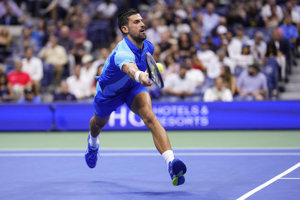 El serbio Novak Djokovic devuelve ante el ruso Daniil Medvedev durante la final del US Open, el domingo 10 de septiembre de 2023, en Nueva York. (AP Foto/Manu Fernández)