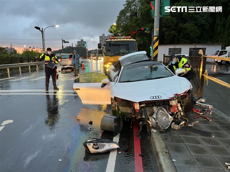 黃男駕駛的白色奧迪R8超跑失控自撞電線杆，乘客翁姓女大生傷重身亡。（圖／翻攝畫面）