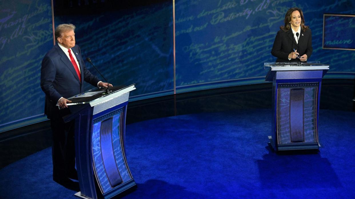 FOTO: Vizepräsidentin Kamala Harris und der ehemalige Präsident Donald Trump nehmen am 10. September 2024 an einer Präsidentschaftsdebatte in Philadelphia teil. (Saul Loeb/AFP via Getty Images)