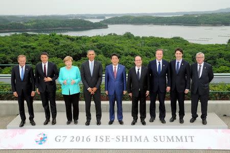 (Desde la izquierda) El presidente del Consejo Europeo, Donald Tusk; el primer ministro italiano, Matteo Renzi; la canciller alemana, Angela Merkel; el presidente de Estados Unidos, Barack Obama; el primer ministro de Japón, Shinzo Abe; el presidente francés, Francois Hollande; el primer ministro británico, David Cameron; El primer ministro de Canadá, Justin Trudeau; y el presidente de la Comisión Europea, Jean-Claude Juncker posan para una foto durante el primer día de la cumbre del Grupo de las Siete (G-7) potencias industrializadas en Ise Shima, Japón. 26 de mayo, 2016. El Grupo de las Siete potencias industrializadas se comprometió el viernes a buscar un sólido crecimiento global, a la vez que disimuló sus diferencias sobre el tipo de cambio y las políticas de estímulo, expresando su preocupación por Corea del Norte, Rusia y las disputas marítimas que involucran a China. REUTERS/Pool NO DISPONIBLE EN JAPÓN