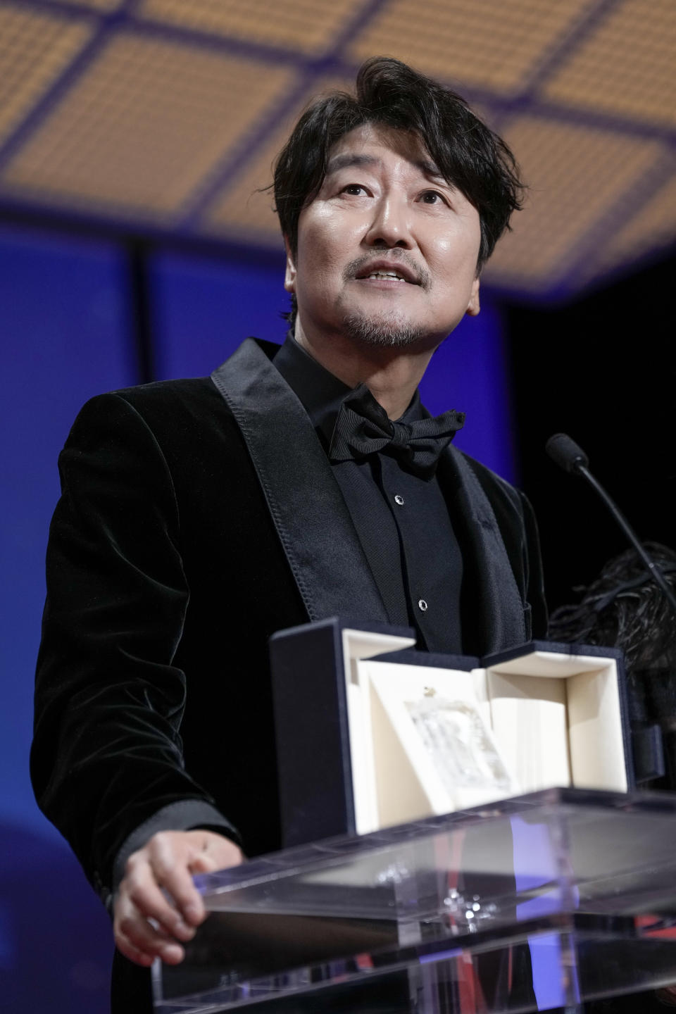 Song Kang-ho recibe el premio al mejor actor por su trabajo en "Broker" durante la ceremonia de clausura del Festival Internacional de Cine de Cannes, en su 75a edición, el sábado 28 de mayo de 2022. (Foto por Joel C Ryan/Invision/AP)