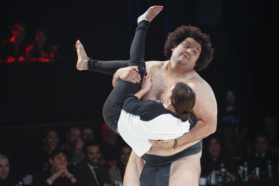 <p>Der ägyptische Sumo-Ringer Ramy Elgazar bietet im New Yorker Playstation Theater eine Showeinlage, für die eine Frau aus dem Publikum herhalten muss. (Bild: Andy Kropa/Invision/AP Photo) </p>