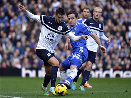 Chelsea's Frank Lampard (R) challenges Everton's Kevin Mirallas during their English Premier League soccer match at Stamford Bridge in London February 22, 2014. REUTERS/Toby Melville