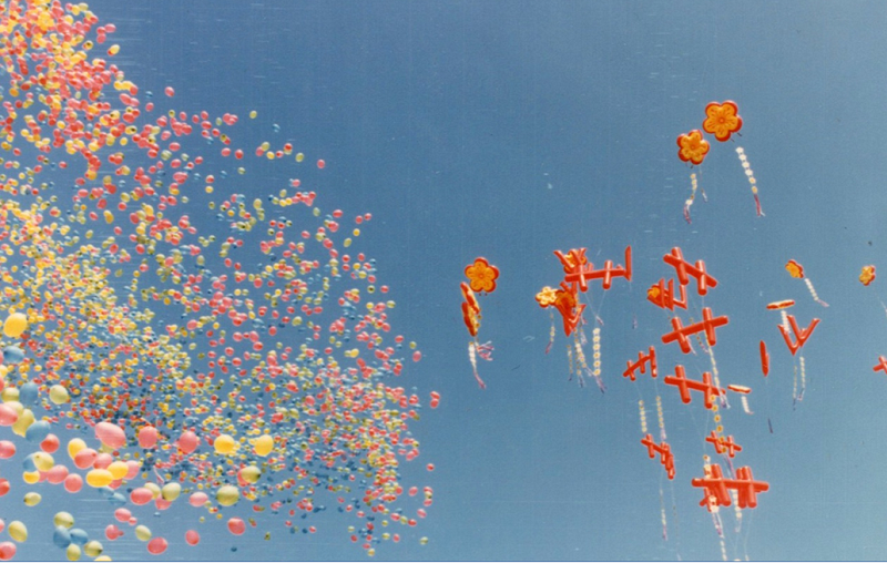 五顏六色的氣球與雙十、梅花和Ｖ字造型汽球。（作者提供）