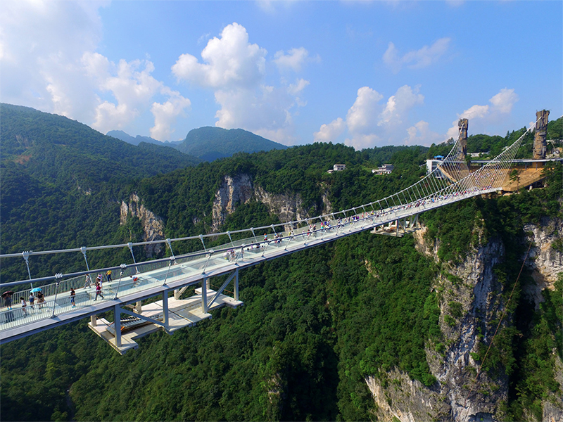 Así es el puente de cristal más largo y alto del mundo