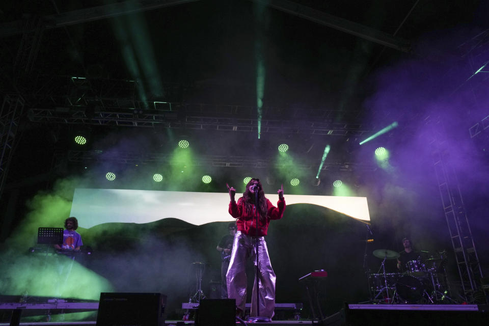 Bu Cuarón, de Inglaterra, durante su concierto en el Festival Tecate Emblema en la Ciudad de México el viernes 17 de mayo de 2024. (Foto AP/Fernando Llano)
