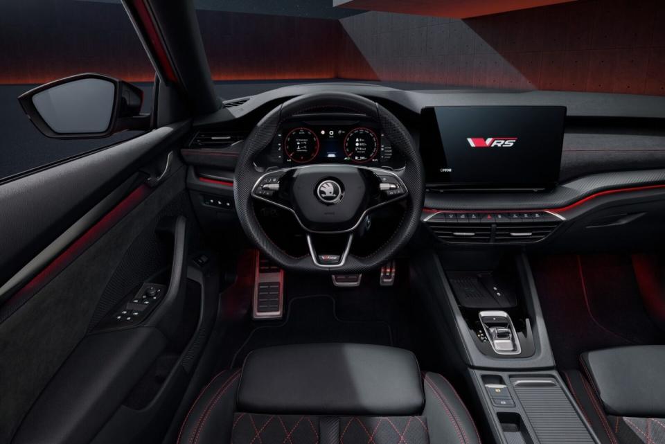 內裝鋪陳同樣變化不大，RS車型依舊以黑色調搭配紅色元素營造運動氛圍。