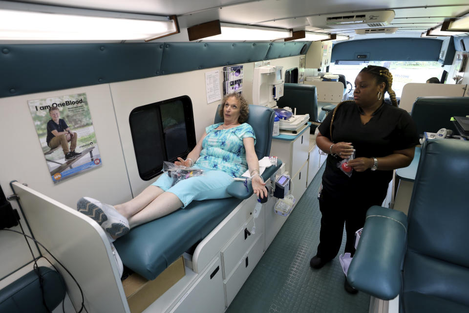 <p>Natalie Burgess of Temple Beth Orr in Coral Springs, Fla., gets ready for Valencia Melendez to draw blood during an emergency blood drive where people donate blood in advance of Hurricane Irma on Thursday, Sept. 7, 2017. (Photo: Mike Stocker/South Florida Sun-Sentinel via AP) </p>