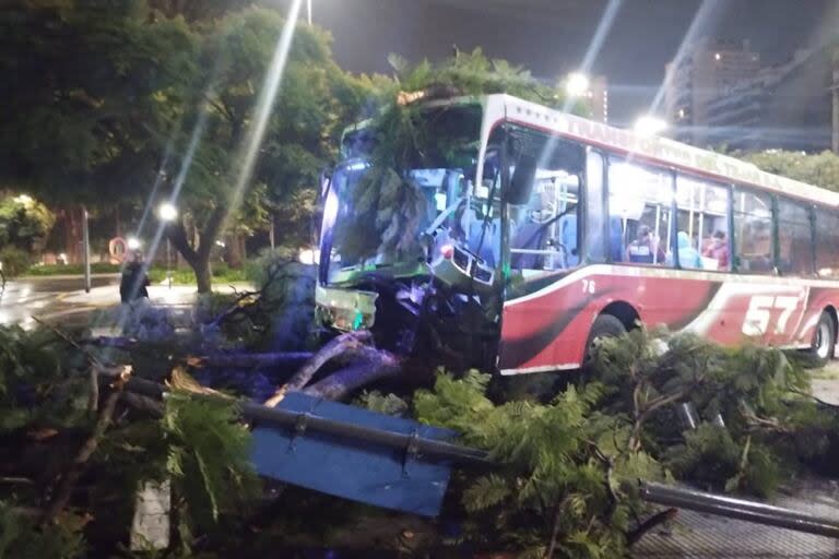 Siete heridos en un fuerte choque entre dos colectivos en plena 9 de julio