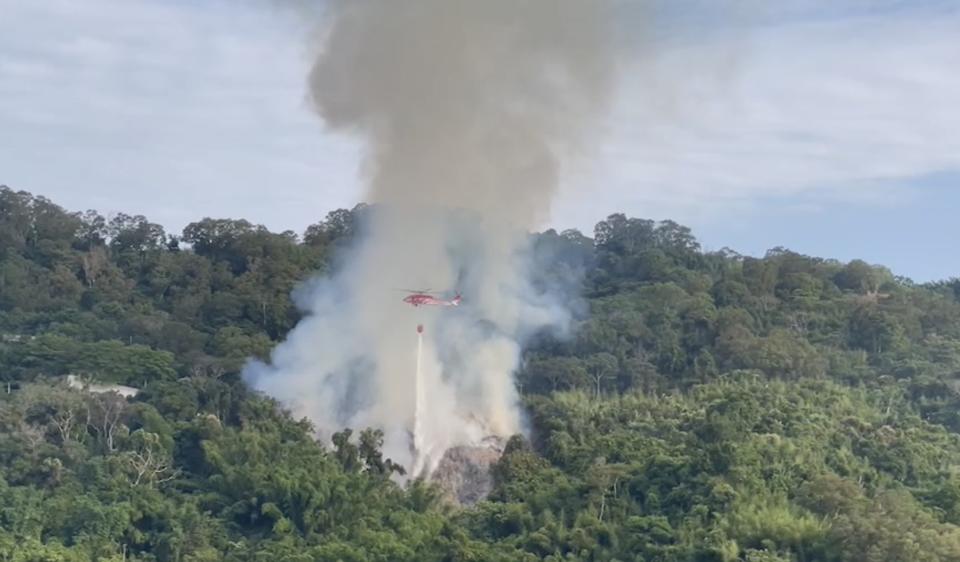 苗栗縣大湖山區4日發生廢棄枯木火警，10名警義消因吸入過多一氧化碳，緊急送醫幸無大礙，但火舌持續延燒至今已逾20小時，消防局5日上午申請空勤直升機進行空中灑水作業，希望盡快撲滅火勢。（中央社／民眾提供）