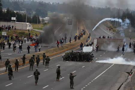 Protestas después de que el gobierno del presidente Lenín Moreno, puso fin a los subsidios al combustible, en Lasso, Ecuador.