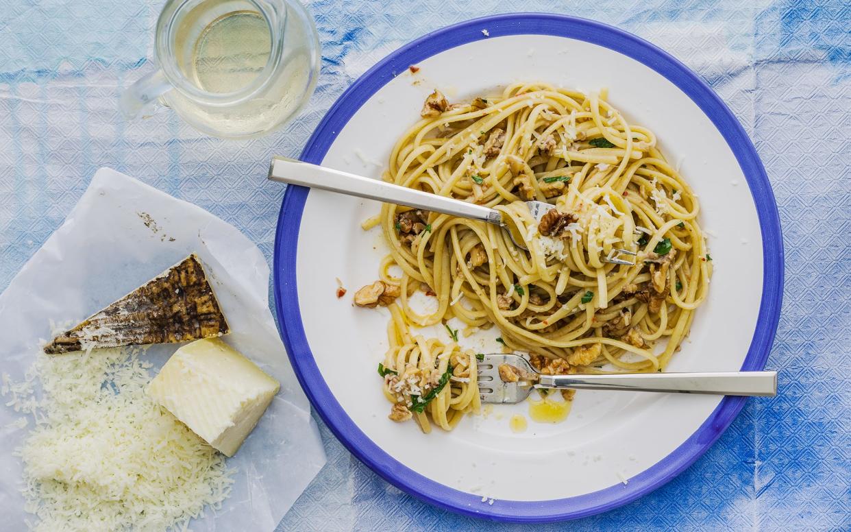 Linguine with walnuts and anchovies recipe - Haarala Hamilton