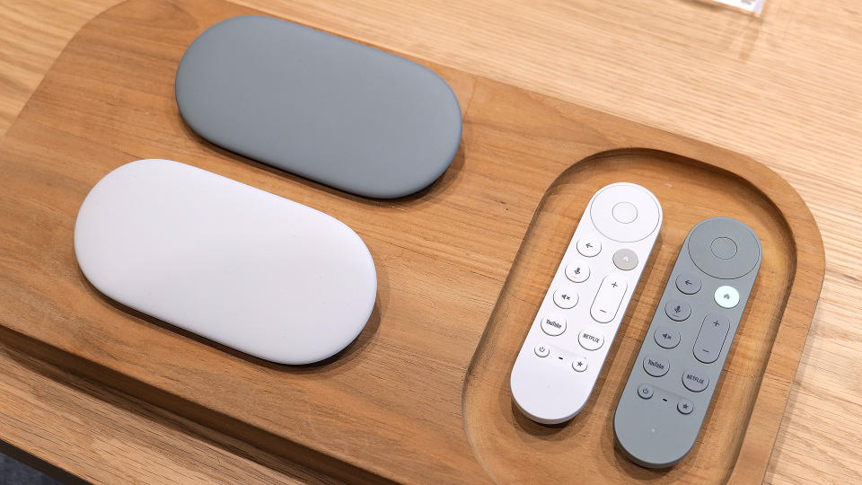 O Google TV Streamer estará disponível em duas cores: branco porcelana e avelã, sendo esta última exclusivamente do Google. 