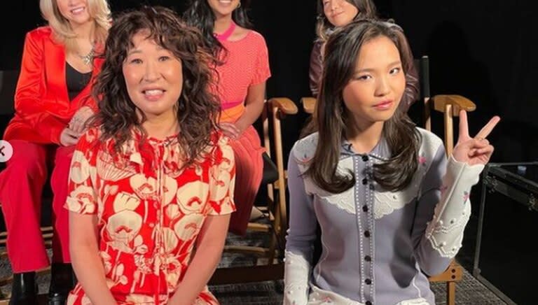 Sandra Oh junto a Rosalie Chiang, protagonistas de Red