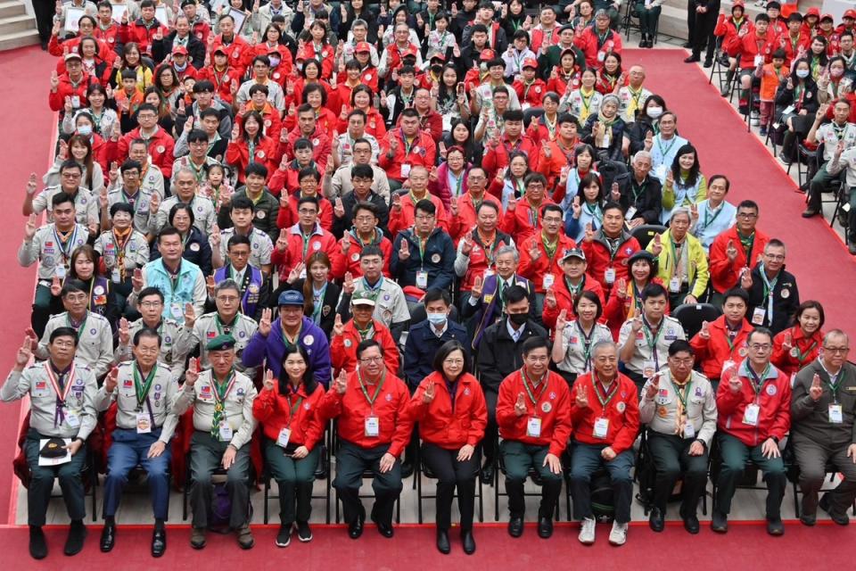 中華民國童軍113年全國童軍節慶祝大會，中華民國童軍總會會長蔡英文、理事長鄭文燦與童軍代表大合影。   圖：行政院提供