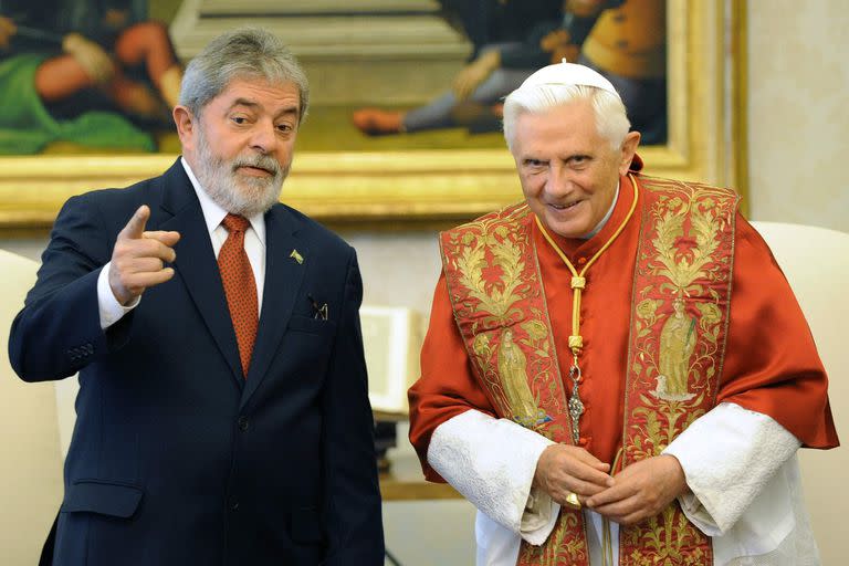 Pope Benedict XVI (R) speaks with Brazil's President Luiz Inacio Lula da Silva during their meeting at the Vatican November 13, 2008. REUTERS/Christophe Simon-pool       (VATICAN)