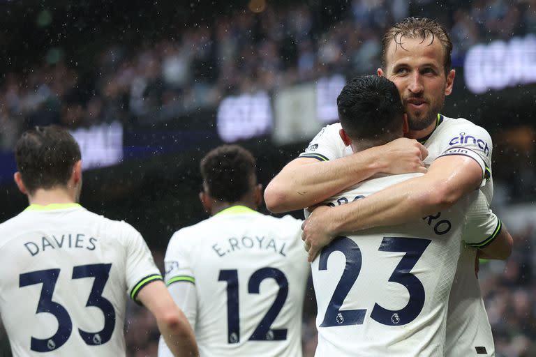 El abrazo de Harry Kane con Pedro Porro, su asistidor en el gol que le dio la victoria a Tottenham sobre Crystal Palace