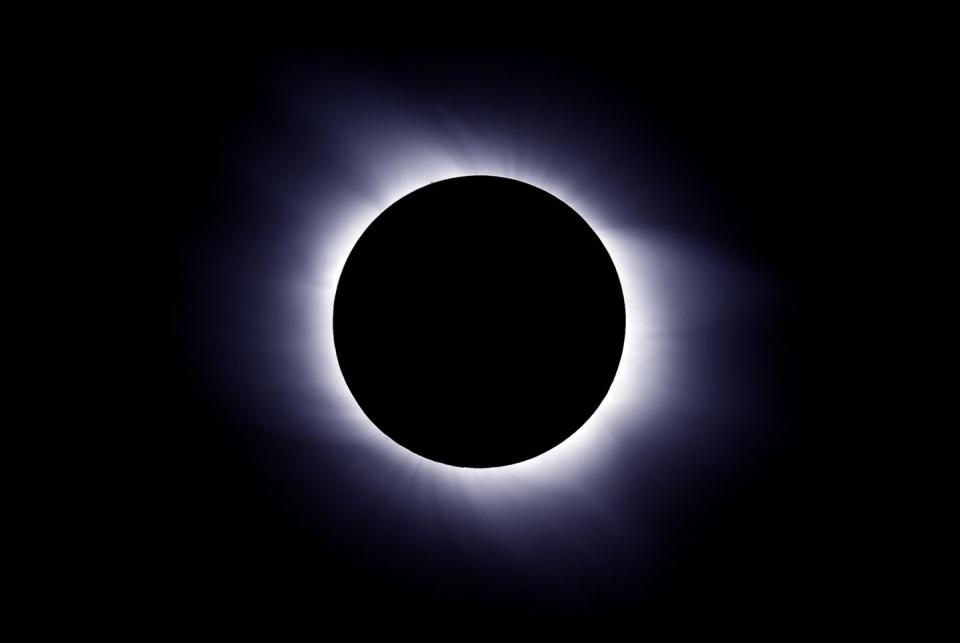 Celestial event, Corona, Eclipse, Atmosphere, Astronomical object, Sky, Moon, Event, Circle, Lunar eclipse, 