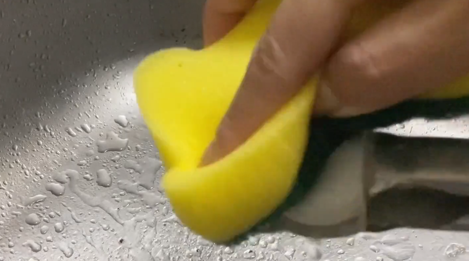 菜瓜布搓洗矽膠位置，帶走頑固油污。