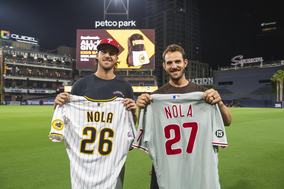 由左至右分別為弟弟Aaron Nola，以及哥哥Austin Nola（MLB Photo by Matt Thomas/San Diego Padres/Getty Images）