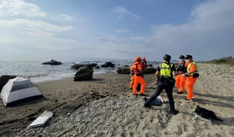 一名年約40歲女子陳屍在台東加母子灣海邊。（圖／翻攝畫面）