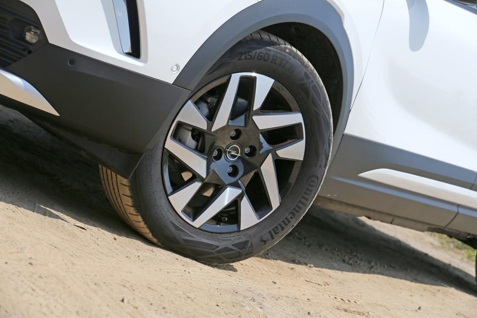 17吋雙色輪圈與215/60R17高扁平比配胎組合與汽油版本相同，行路質感亦以舒適沉穩為主。