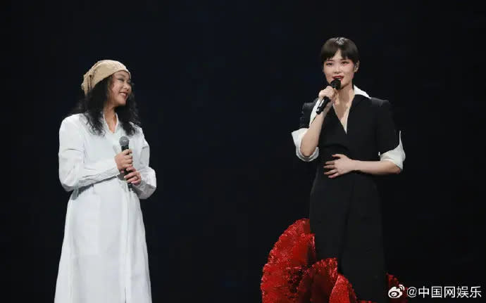 ▲許美靜（左）擔任李宇春演唱會嘉賓。（圖／翻攝中國網娛樂微博）