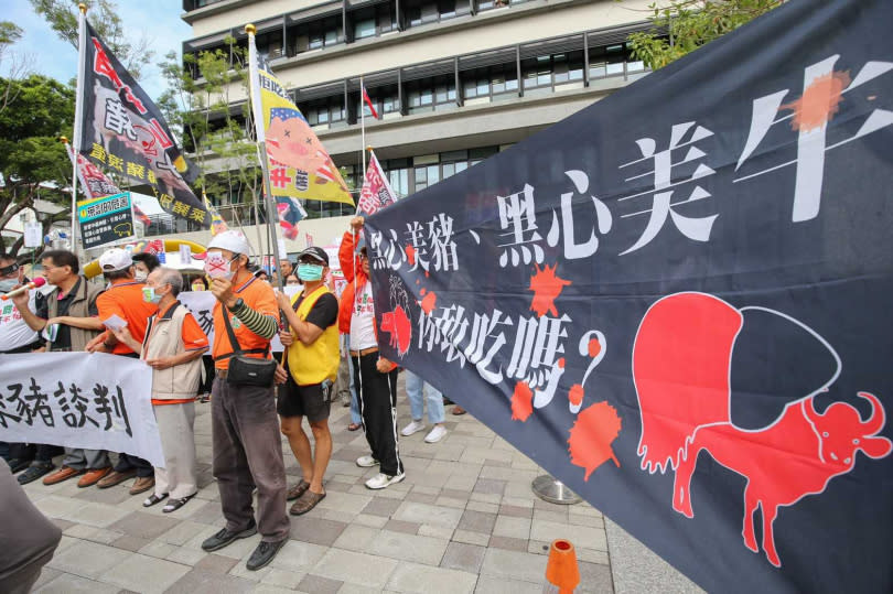 原本和平抗議的活動也發生一段小插曲，部分團體民眾認為理性訴求無法達到效果，因此一度要丟雞蛋抗議，民眾情緒一度鼓譟。（圖／宋岱融攝）